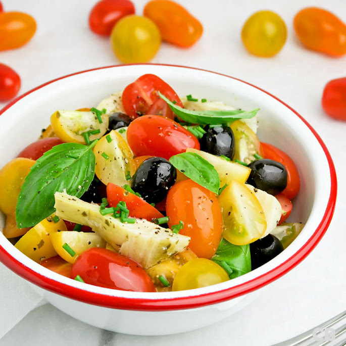 Mediterrane salade van cherrytomaatjes, artisjokkenharten, olijven en basilicum