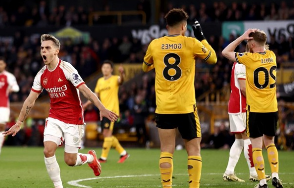 Hasil pertandingan Wolves vs Arsenal, gol pengujung babak bawa Gunners ke puncak.