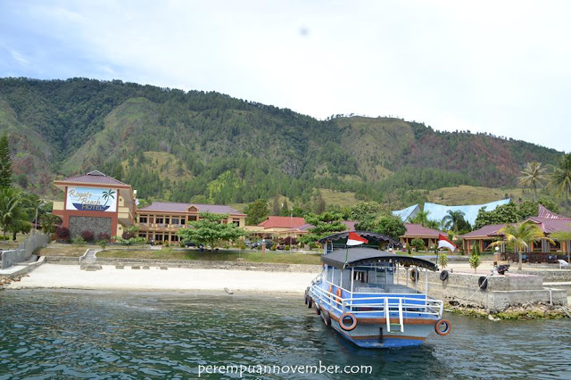 hotel cantik di pinggir danau toba