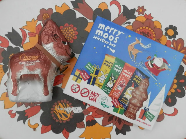 Aldi vegan dark chocolate reindeer, Merry Moos Mini Moos chocolate bars.  What do vegans eat at Christmas?  Seasonal vegan treats and snack ideas.  secondhandsusie.blogspot.co.uk #veganblogger #ukvegan #vegan