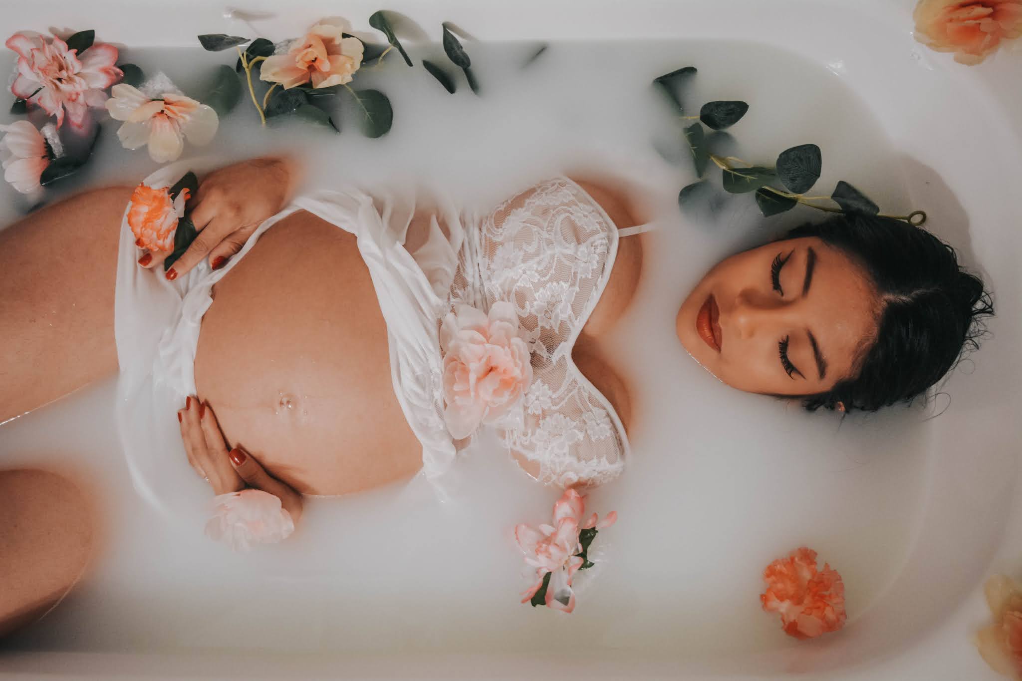 Maternity Photo Shoot Ideas: Milk Bath Photos