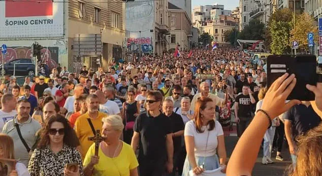 Неколико десетина хиљада људи поручило Вучићу: Нећемо геј параду! (ВИДЕО)