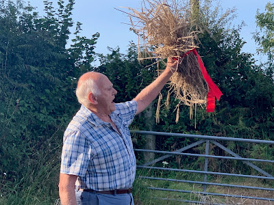 Farmer Chris Daniel holds the 'neck' aloft crying "I 'ave 'un! I 'ave 'un! I 'ave 'un!"