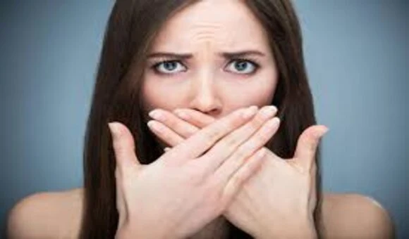 أسباب رائحة الفم الكريهة وكيفية التخلص منها نهائياً؟ من خلال 10 خطوات