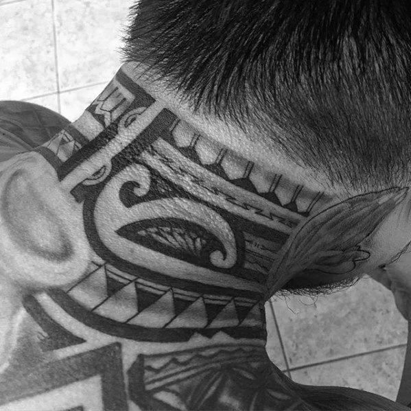 Vemos Tatuaje maori con significado en el cuello