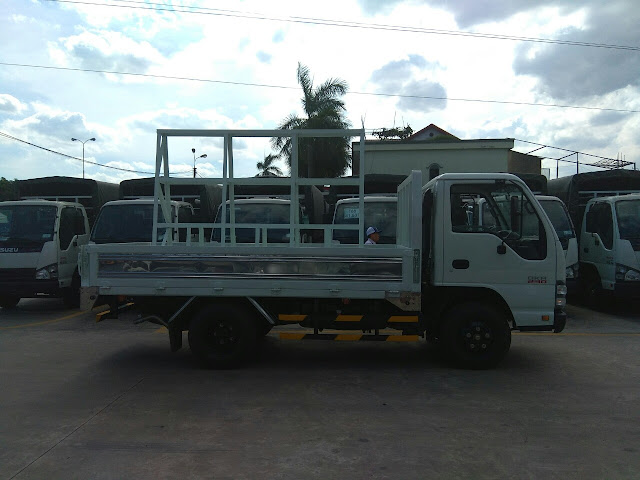 XE TẢI ISUZU 2.4 TAN THUNG CHO KINH 3.5M