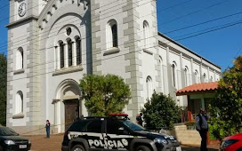 Homem atira na mulher e mata padre dentro de igreja