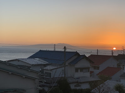 日の出と伊豆大島