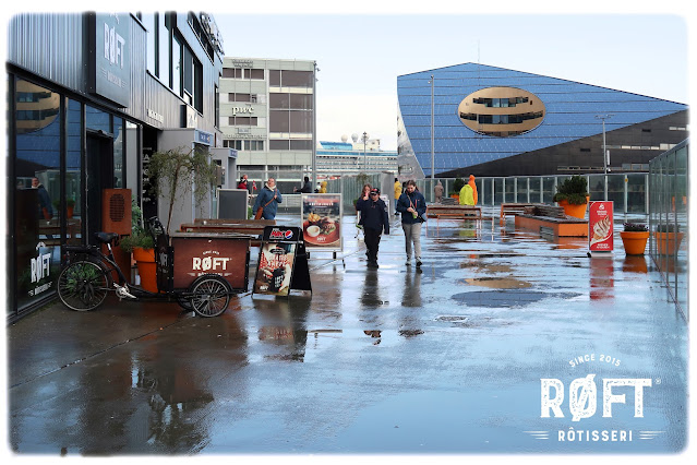 Utenfor restauranten Røft Rôtiserseri i Sjøgangen 6  ved Trondheim sentralstasjon.