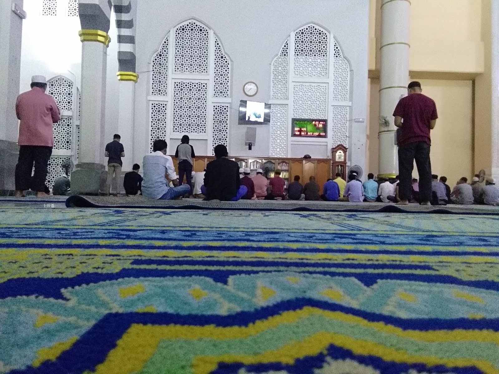 Imam Pakai Pakaian Singkat Nampak Aurat Semasa Solat