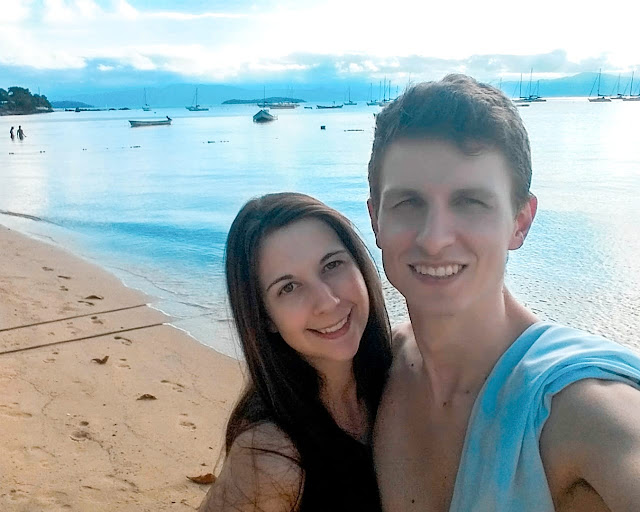 Casal fazendo selfie em frente a praia