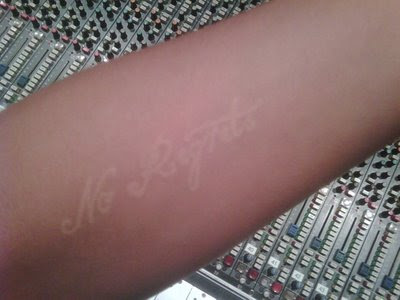 Singer Cassie got a tattoo in white ink that says No Regrets