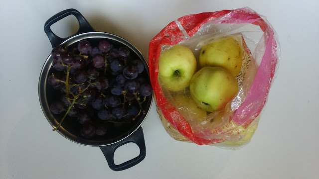 Виноград и яблоки с дачи