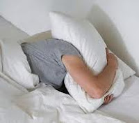7. Menutup kepala saat tidur 