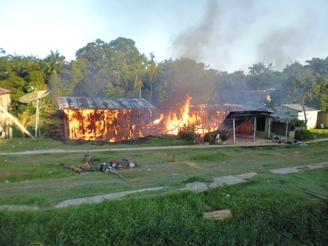 #Tabatinga-AM - Duas casas pegam fogo no bairro do Brilhante, hoje à tarde, 31/10