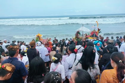 Polres Lumajang Kerahkan Puluhan Personel Amankan Upacara Melasti di Pantai Watu Pecak 