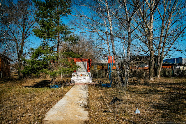 Мемориал в маленьком скверике