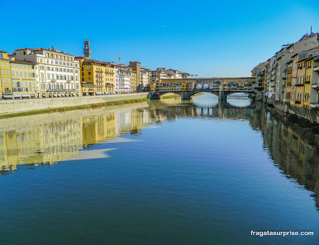Rio Arno e Ponte Vecchio, Florença, Itália