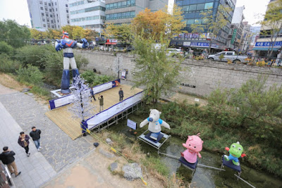 Lanterns along Cheonggycheon Stream