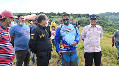 Saksikan Paralayang Di Bukit Bujang PituE, Rombongan Bupati Sidrap Abaikan Protokol Kesehatan