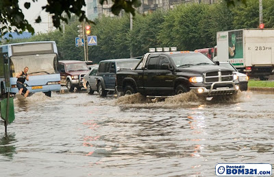 Bermain Luncur Air Ketika Banjir