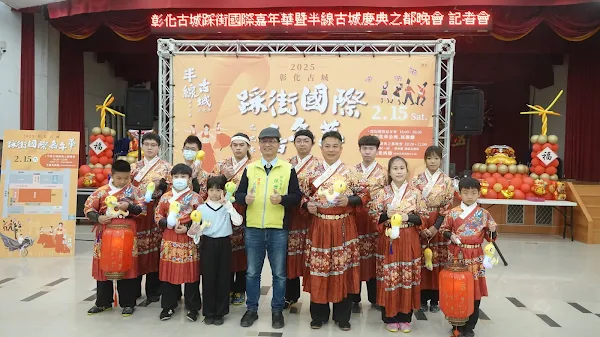 ▲彰化市長林世賢與半線武苑表演團體合影。（記者林明佑攝）