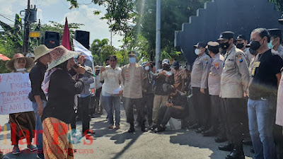 Ungkap Kasus Mafia Pupuk Bersubsidi, Jaka Jatim dan MDW Gelar Aksi di Mapolres Sampang