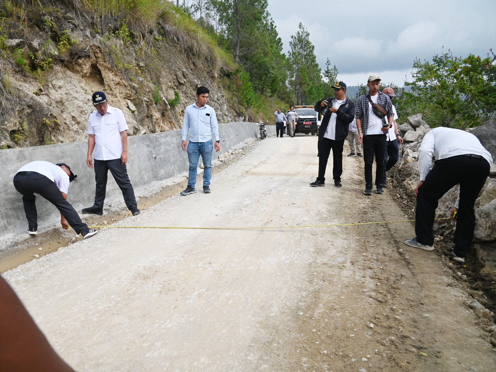  Bupati Humbahas Tinjau Pembangunan Jalan Pollung-Batu Mardingding