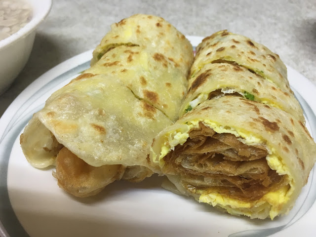 Egg pancake roll with youtiao @ @ the nameless breakfast restaurant at No. 68, Xingang Street, Hualien, Taiwan