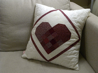 Szíves patchwork párna esküvőre, Pillow with heart patchwork for wedding