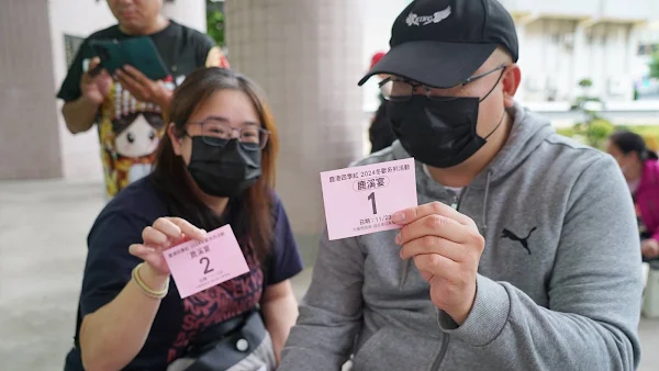 ▲2024鹿港四季紅冬歡系列活動「鹿溪宴」今天上午開放報名瞬間完售，23日鹿溪宴的第一名報名者來自台中，昨天下午四點多便到鹿港鎮公所排隊。（記者林明佑翻攝）