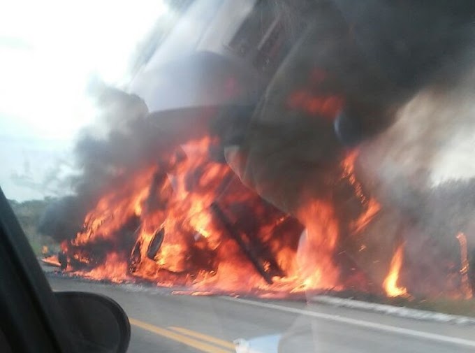 Fogo destrói caminhão com carga de colchões em Russas, no Ceará