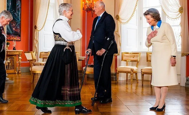 King Harald and Queen Sonja hosted a reception at the Royal Palace for recipients of the King’s Medal of Merit