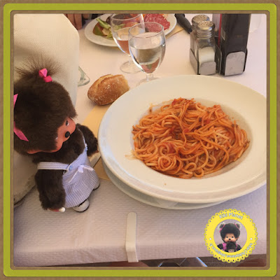 Diana la Monchhichi déguste des spaghetti bolognèse