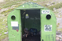 Abri Trebens avec poubelles