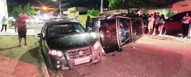 Carro tomba após colidir em veículo estacionado em rua do Bairro Dirceu Arcoverde