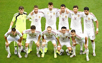 Selección de  ESPAÑA - Temporada 2013-14 - Casillas, Sergio Ramos, Piqué, Busquets, Xabi Alonso y Diego Costa; Azpilicueta, Silva, Iniesta, Xavi y Jordi Alba - HOLANDA 5 (Van Persie 2, Robben 2 y De Vrij), ESPAÑA 1 (Xabi Alonso) - 13/06/2014 - Campeonato del Mundo de Brasil 2014, fase de grupos - Salvador de Bahía (Brasil), estadio Arena Fonte Nova - Alineación: Casillas; Azpilicueta, Piqué, Sergio Ramos, Jordi Alba; Busquets, Xabi Alonso (Cesc Fábregas, 77'); Silva (Pedro, 62'), Xavi, Iniesta; y Diego Costa (Fernando Torres, 62')