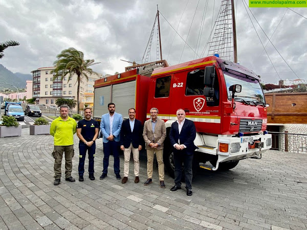 La Diputación de Málaga cede un camión de bomberos al Cabildo de La Palma para mejorar su servicio de extinción de incendios