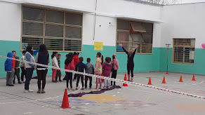 Foto 3: Alumnos jugando basket.