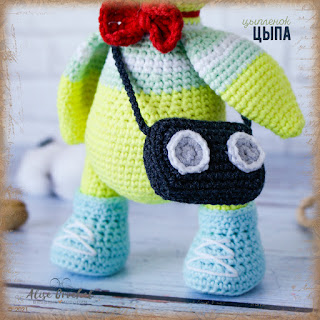 игрушка птица цыпленок цыпа с магнитофоном в наушниках toy bird chicken chick with a tape recorder in headphones pintinho de galinha com um gravador em fones de ouvido