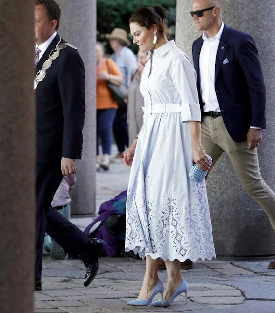 Crown Princess Victoria wore a new Nia midi dress from By Malina. Artist Stina Persson' bronze sculpture love couple on the rock