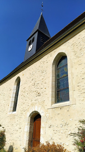 Balade en famille à Varennes-Jarcy, découverte du village à travers son église, sa mairie, son école et son haras