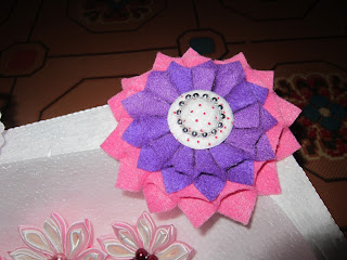 Gambar bros bunga dari kain flanel