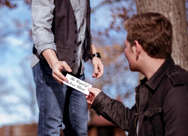 Evangelizando repartiendo tratados