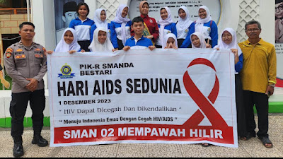 Peringatan Hari HIV/AIDS se-Dunia : PIK-R dan Duta GenRe di Mempawah Bagikan Brosur dan Snack