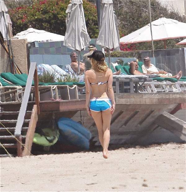 Avril Lavigne HOT Bikini Pictures in Malibu Beach Resort