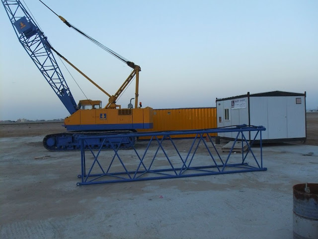 Picture of crawling crane and its parts on the Kingdom Tower construction site