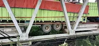 Jembatan putus di pematang panggang...jalur trans Lampung - Palembang Macet