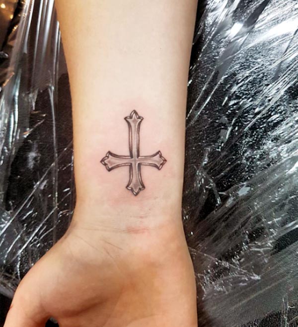 This is a great cross tattoo design ideas on the female wrist, giving you a pretty look