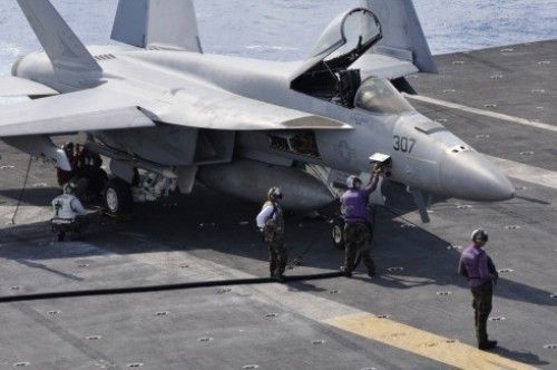 F/A 18 Super Hornet mengisi bahan bakar